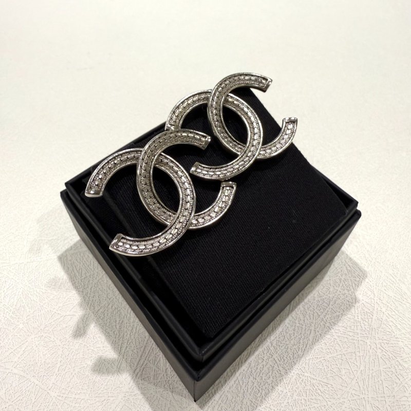 CHANEL - 銀色蛇骨紋雙C耳環-2