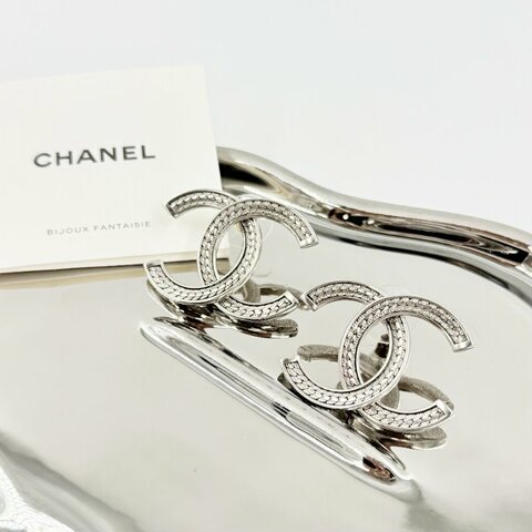 ✿ CHANEL 銀色蛇骨紋雙C耳環