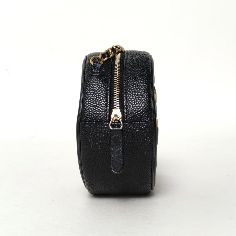 CHANEL 圓餅包雙C大LOGO黑色荔枝牛皮28開金扣肩背包-1