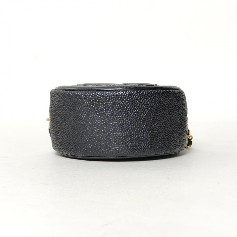 CHANEL 圓餅包雙C大LOGO黑色荔枝牛皮28開金扣肩背包-4