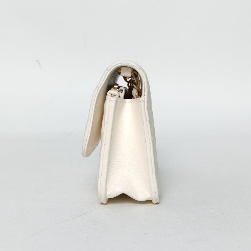 CHANEL 23CCFWOC17白色牛皮鐳射標金扣金球調節扣肩帶肩背包-1