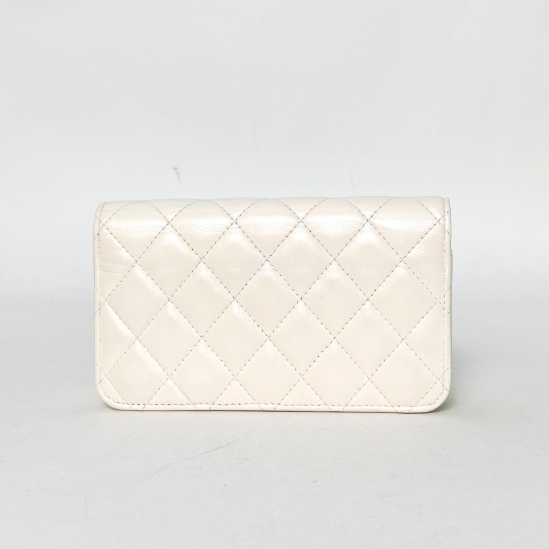 CHANEL 23CCFWOC17白色牛皮鐳射標金扣金球調節扣肩帶肩背包-2