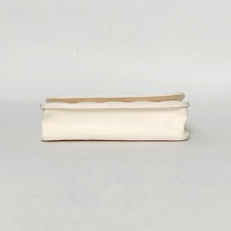 CHANEL 23CCFWOC17白色牛皮鐳射標金扣金球調節扣肩帶肩背包-4