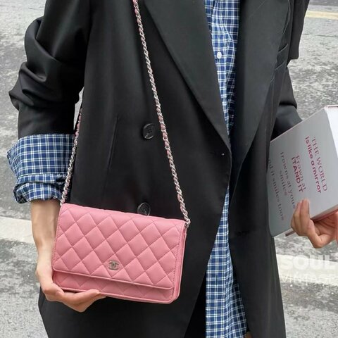 CHANEL粉銀Woc羊皮肩背斜背包包19*12*3.5 98新配件塵袋