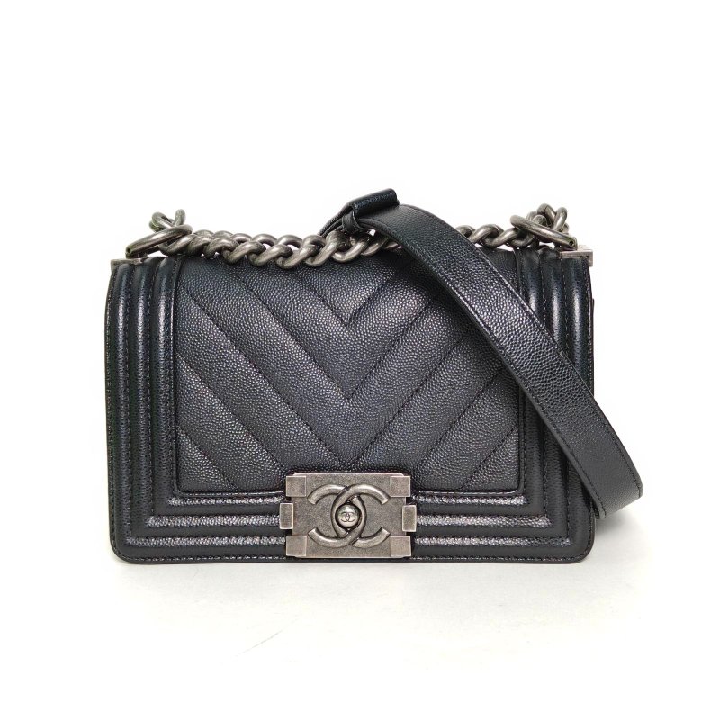 CHANEL Leboy小號20.5黑色牛皮24開銀扣V紋肩背包-0