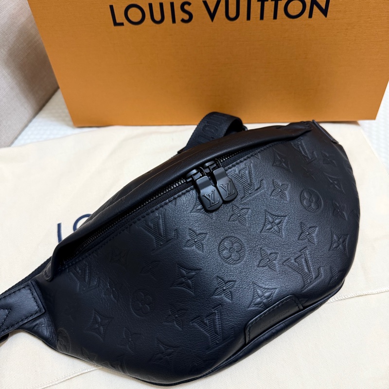 LOUIS VUITTON ｜經典花紋壓紋小牛皮肩斜背胸口包/腰包(黑)-0