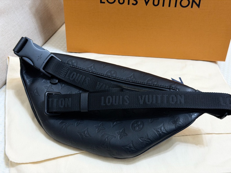 LOUIS VUITTON ｜經典花紋壓紋小牛皮肩斜背胸口包/腰包(黑)-1