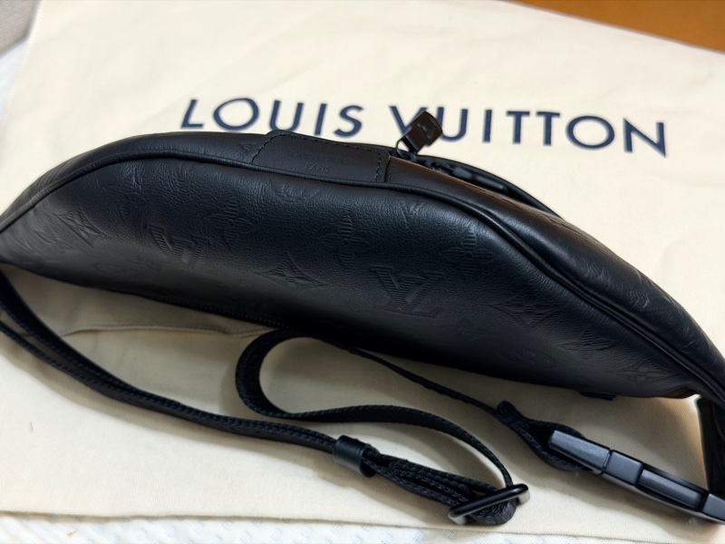 LOUIS VUITTON ｜經典花紋壓紋小牛皮肩斜背胸口包/腰包(黑)-2
