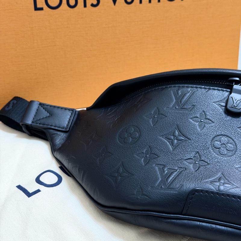 LOUIS VUITTON ｜經典花紋壓紋小牛皮肩斜背胸口包/腰包(黑)-8