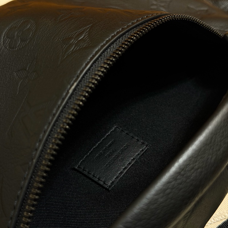 LOUIS VUITTON ｜經典花紋壓紋小牛皮肩斜背胸口包/腰包(黑)-10