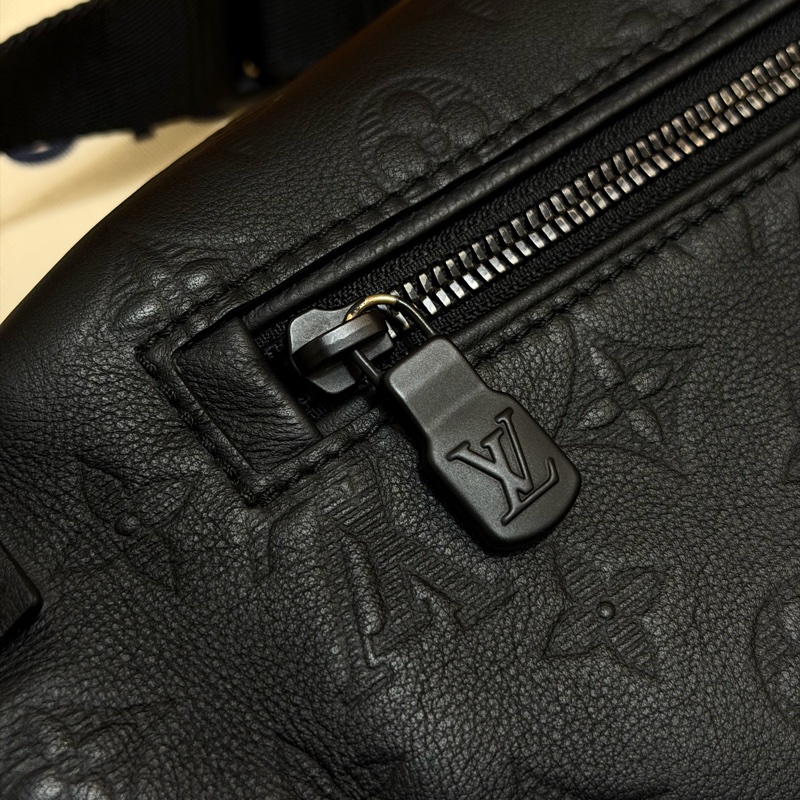 LOUIS VUITTON ｜經典花紋壓紋小牛皮肩斜背胸口包/腰包(黑)-12