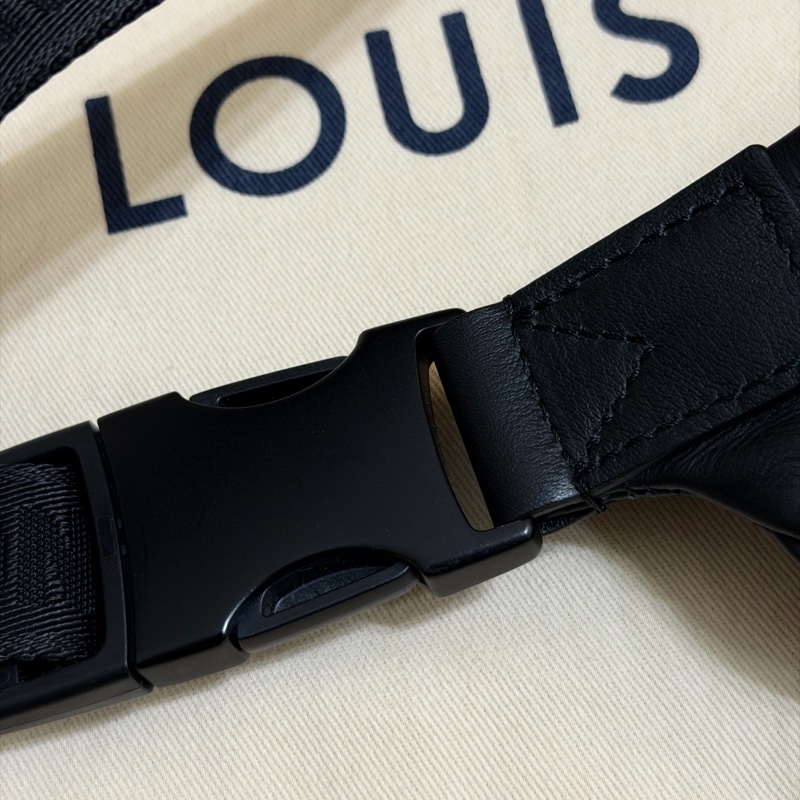 LOUIS VUITTON ｜經典花紋壓紋小牛皮肩斜背胸口包/腰包(黑)-14