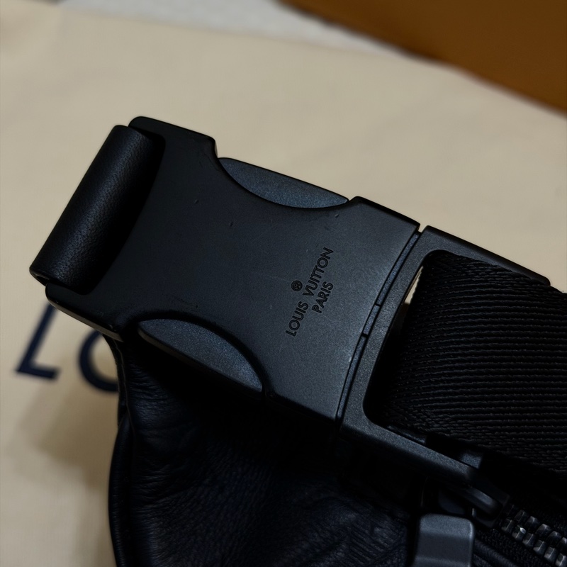 LOUIS VUITTON ｜經典花紋壓紋小牛皮肩斜背胸口包/腰包(黑)-15