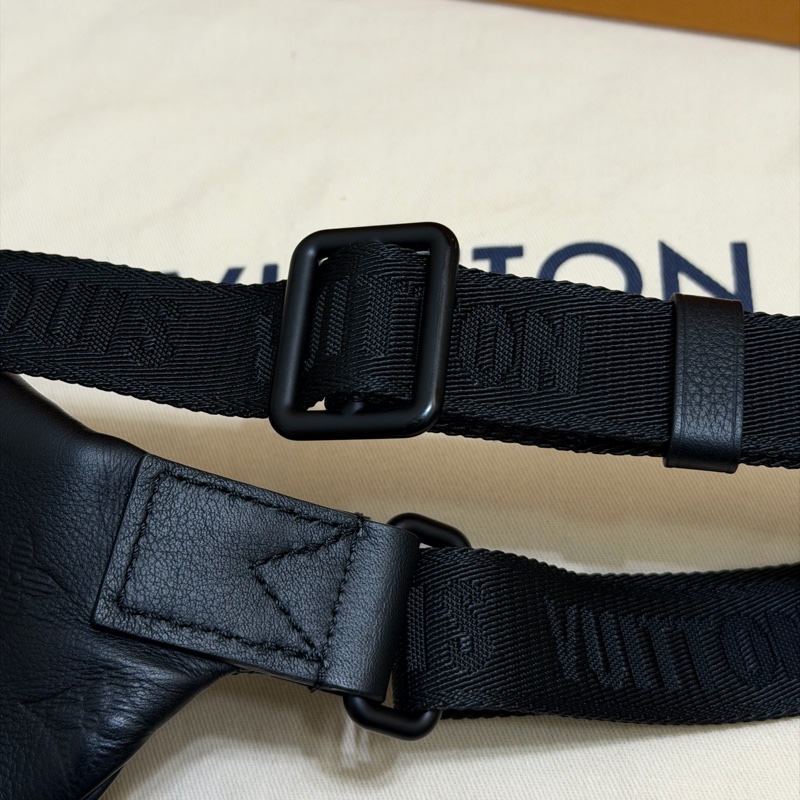 LOUIS VUITTON ｜經典花紋壓紋小牛皮肩斜背胸口包/腰包(黑)-16