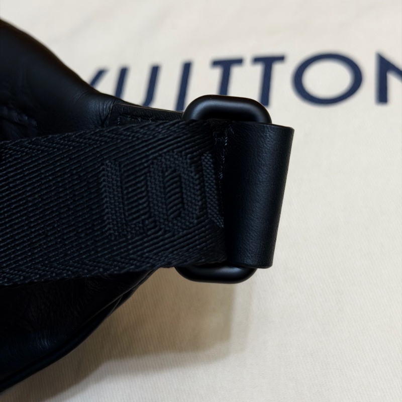 LOUIS VUITTON ｜經典花紋壓紋小牛皮肩斜背胸口包/腰包(黑)-17