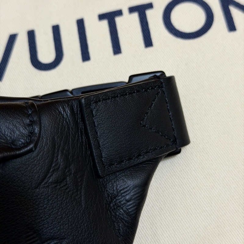 LOUIS VUITTON ｜經典花紋壓紋小牛皮肩斜背胸口包/腰包(黑)-18