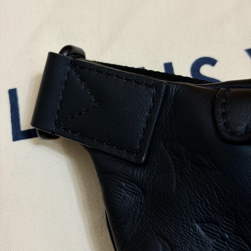 LOUIS VUITTON ｜經典花紋壓紋小牛皮肩斜背胸口包/腰包(黑)-19
