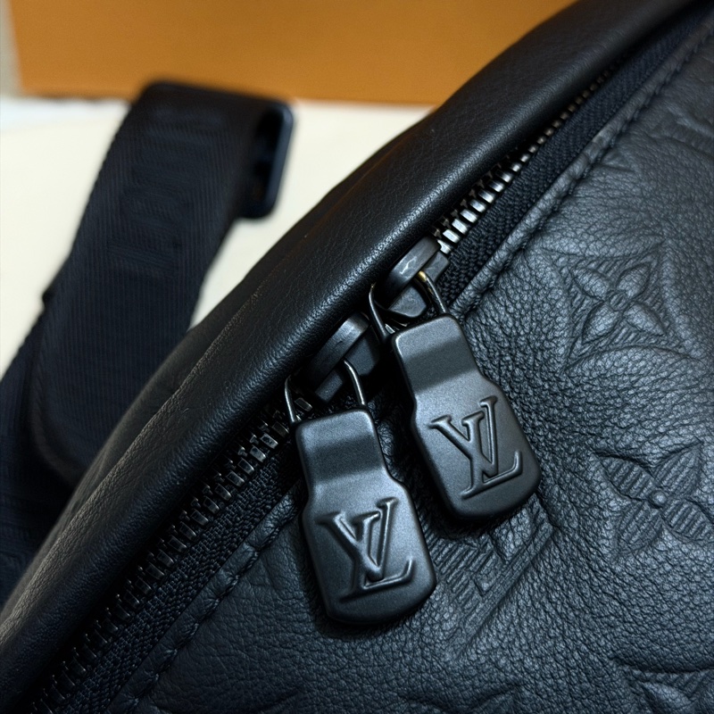 LOUIS VUITTON ｜經典花紋壓紋小牛皮肩斜背胸口包/腰包(黑)-23