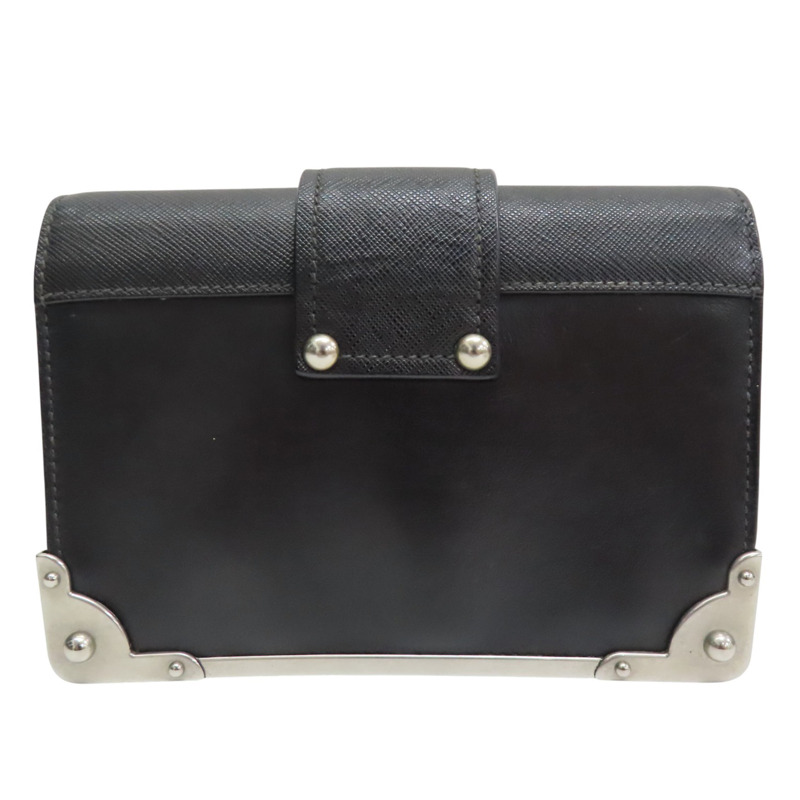 黑色 Saffiano 牛皮 造型鉚釘 Cahier 肩背包【PRADA 普拉達】 1BH018-1