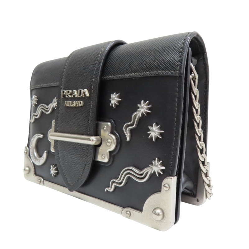 黑色 Saffiano 牛皮 造型鉚釘 Cahier 肩背包【PRADA 普拉達】 1BH018-2