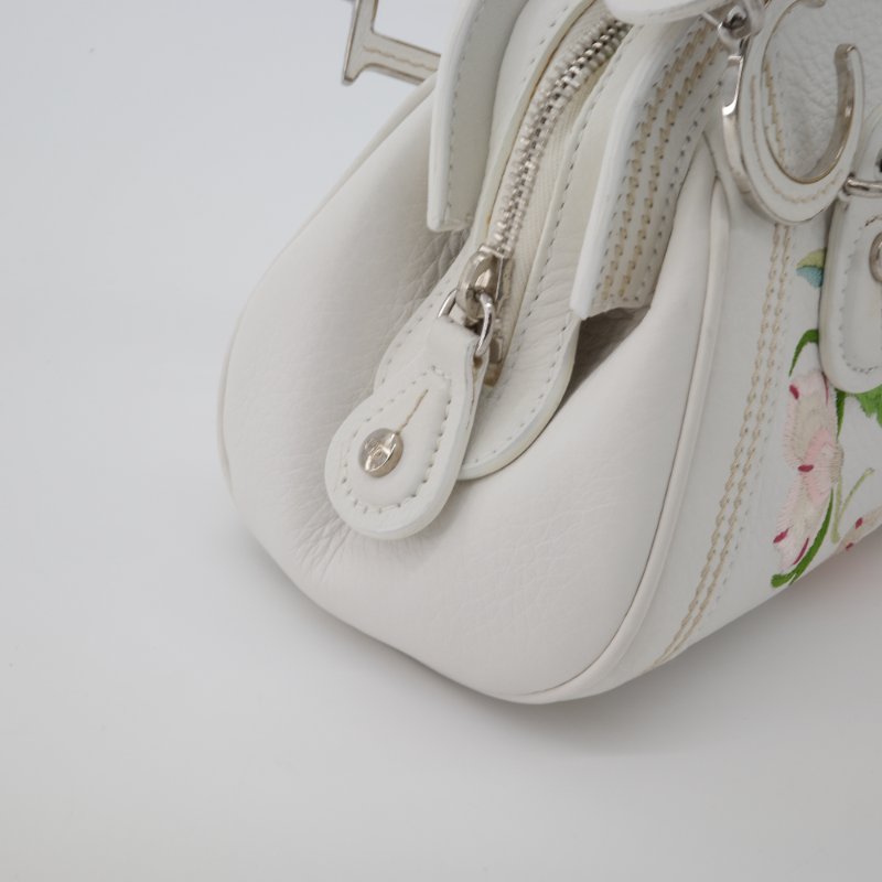 【2005秀款🌟超稀有美品不撞包】Dior 迪奧 x John Galliano 海盜爺 Detective 奶白色牛皮 🪷蓮花刺繡 手提包 復古 醫生包-9