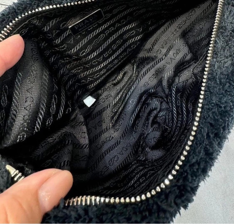 Prada二合一 絨毛斜背包 crossbody 超可愛 男女都合適 正常使用 有防塵套 🛫-2