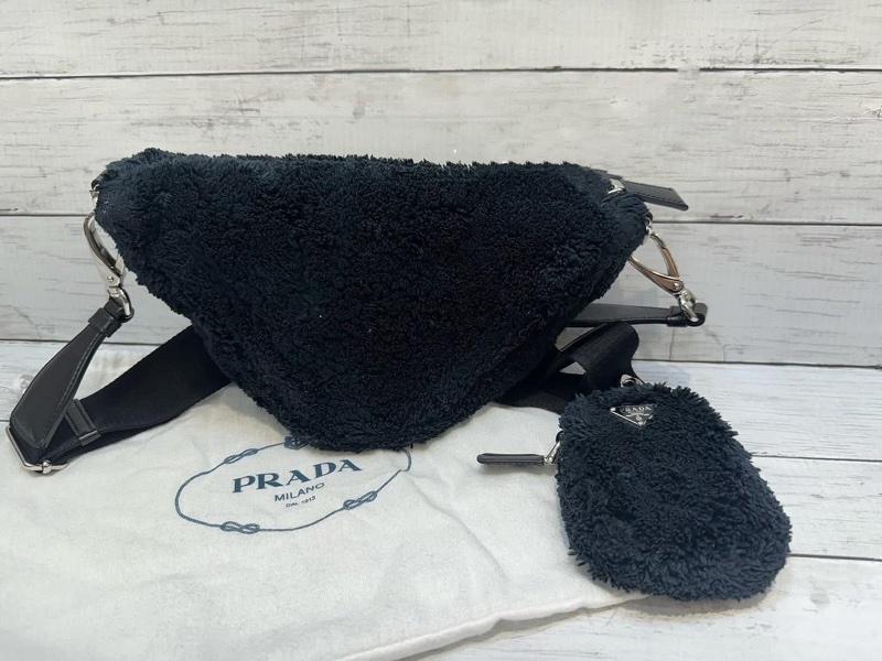 Prada二合一 絨毛斜背包 crossbody 超可愛 男女都合適 正常使用 有防塵套 🛫-3
