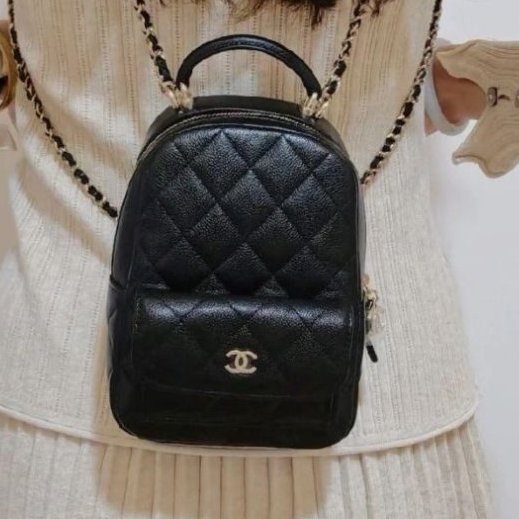 （超熱門🔥）Chanel 香奈兒 Mini Classic 黑色 荔枝紋 雙肩包 單肩包 斜挎包 小牛皮 淡金扣 鍊條 後背包-0