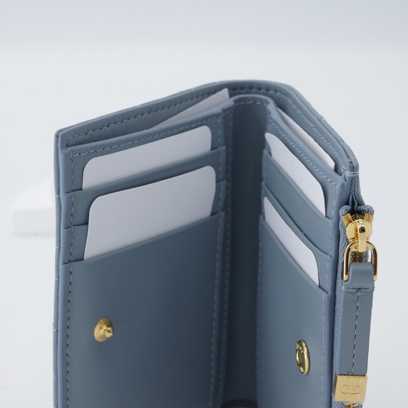 🈶️紙袋購證紙盒｜Dior 迪奧 Caro Dahlia 藤格紋 霧霾藍 灰藍色 小牛皮 兩折短夾 兩折錢包-9