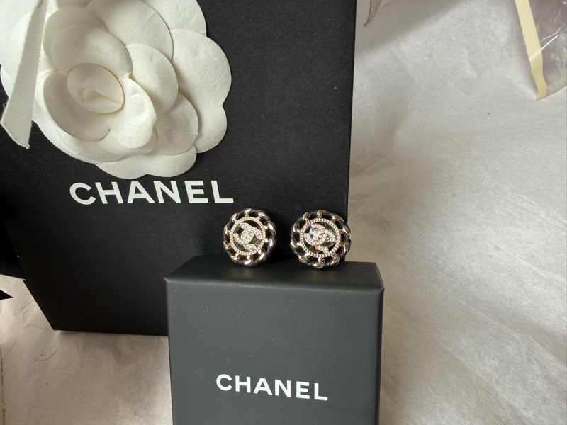 Chanel 香奈兒淡金色皮穿鍊圓形鑲鑽耳夾-1