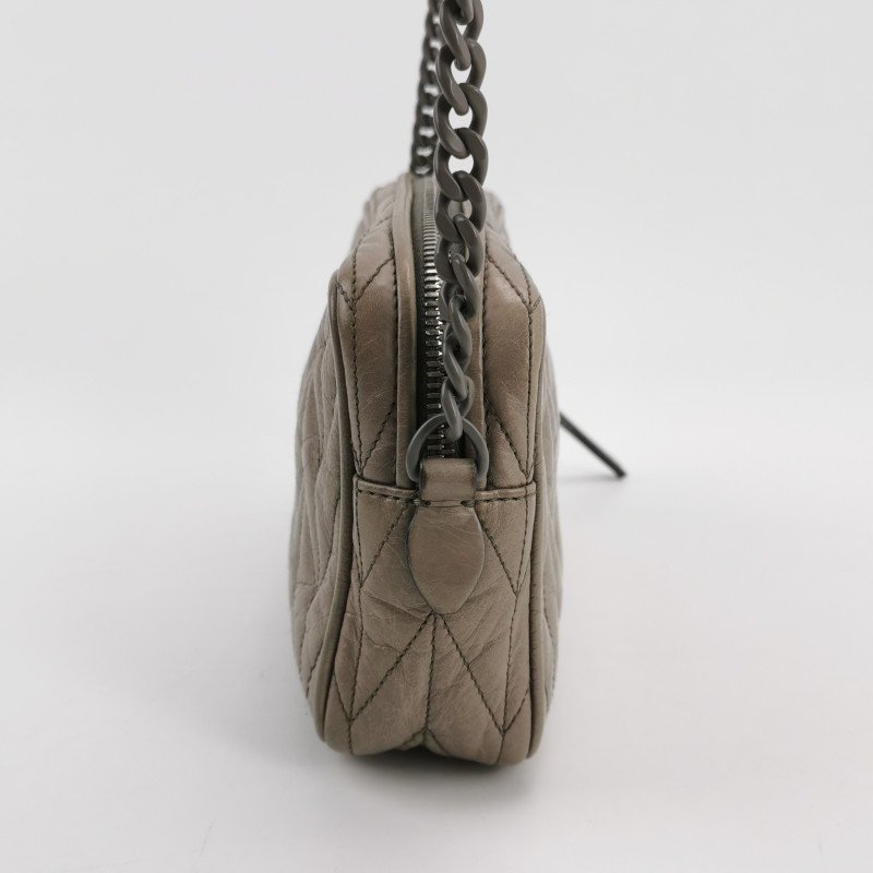 Miu Miu Matelasse油蠟皮純色字母logo褶皺斜挎包單肩包-2