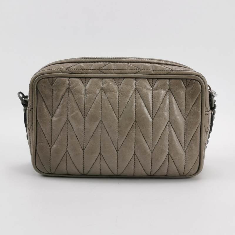 Miu Miu Matelasse油蠟皮純色字母logo褶皺斜挎包單肩包-4