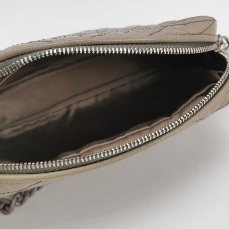 Miu Miu Matelasse油蠟皮純色字母logo褶皺斜挎包單肩包-6