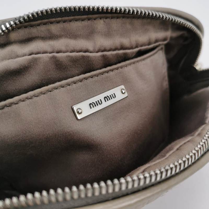 Miu Miu Matelasse油蠟皮純色字母logo褶皺斜挎包單肩包-7