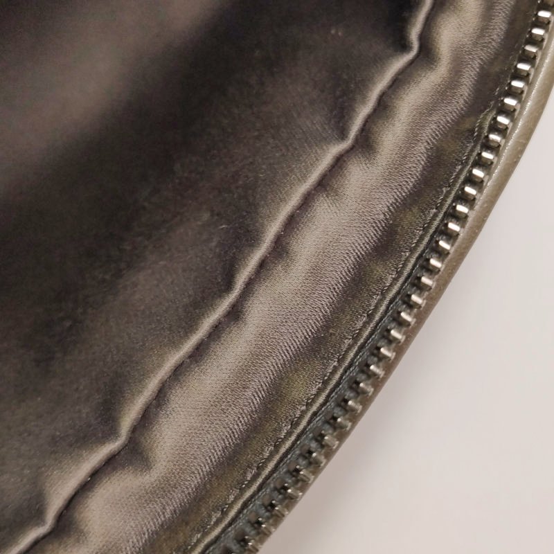 Miu Miu Matelasse油蠟皮純色字母logo褶皺斜挎包單肩包-8