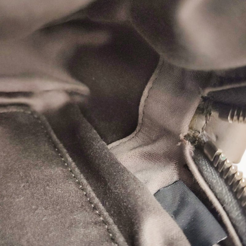 Miu Miu Matelasse油蠟皮純色字母logo褶皺斜挎包單肩包-9