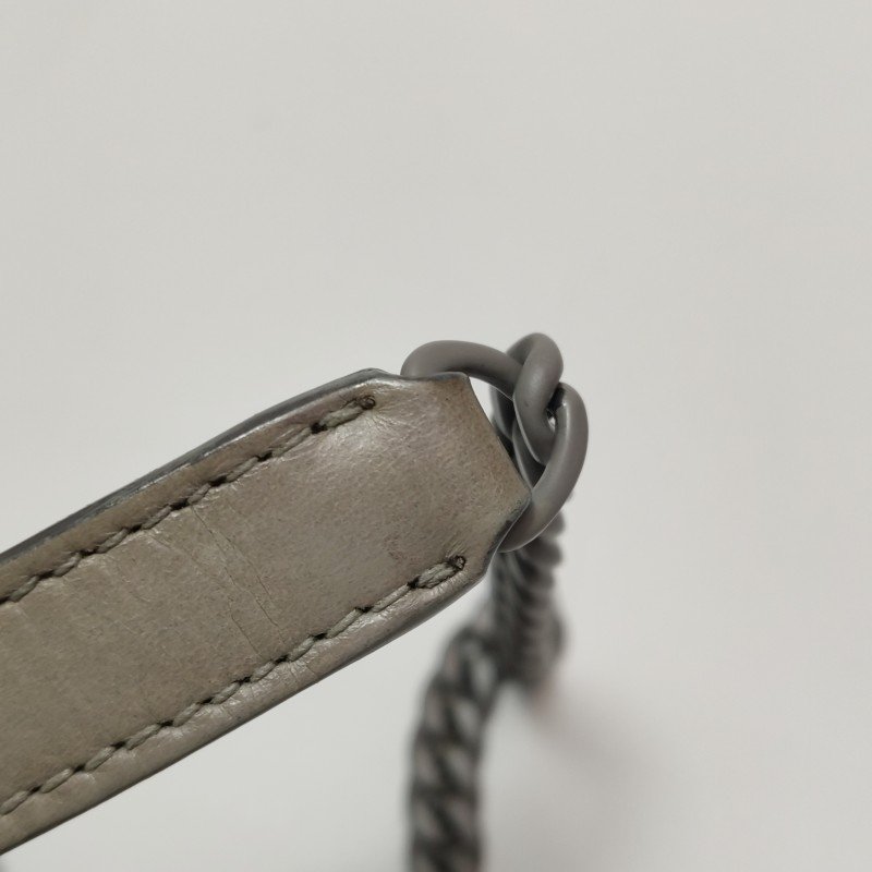 Miu Miu Matelasse油蠟皮純色字母logo褶皺斜挎包單肩包-10