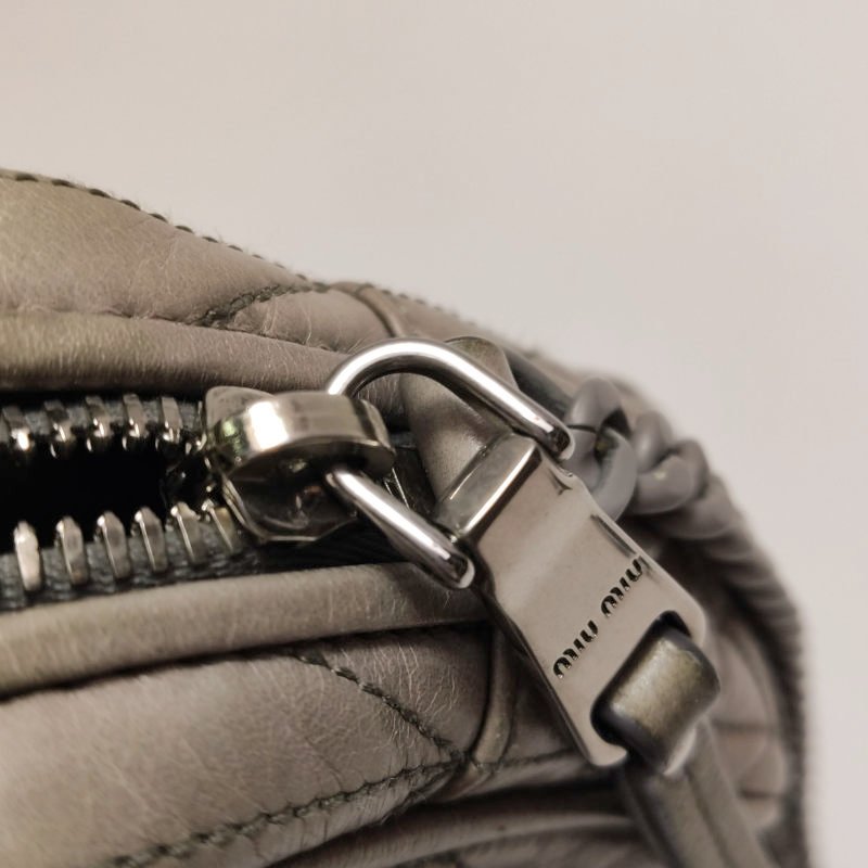 Miu Miu Matelasse油蠟皮純色字母logo褶皺斜挎包單肩包-11