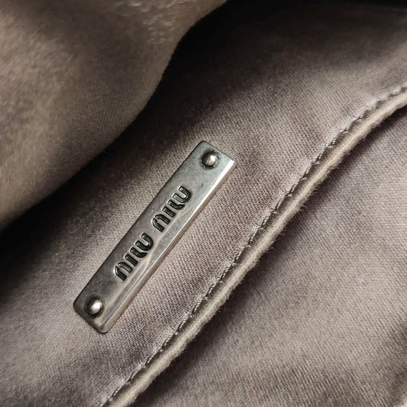 Miu Miu Matelasse油蠟皮純色字母logo褶皺斜挎包單肩包-12