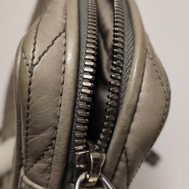 Miu Miu Matelasse油蠟皮純色字母logo褶皺斜挎包單肩包-13