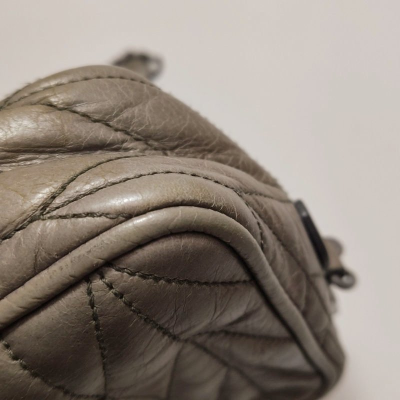 Miu Miu Matelasse油蠟皮純色字母logo褶皺斜挎包單肩包-14