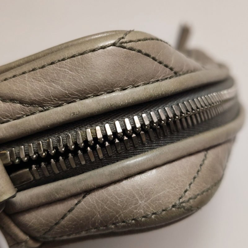 Miu Miu Matelasse油蠟皮純色字母logo褶皺斜挎包單肩包-15