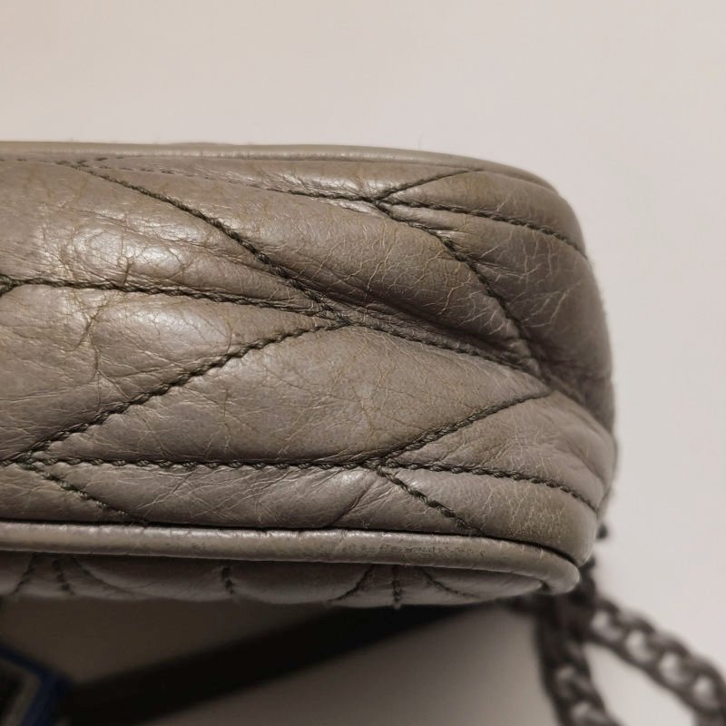 Miu Miu Matelasse油蠟皮純色字母logo褶皺斜挎包單肩包-16