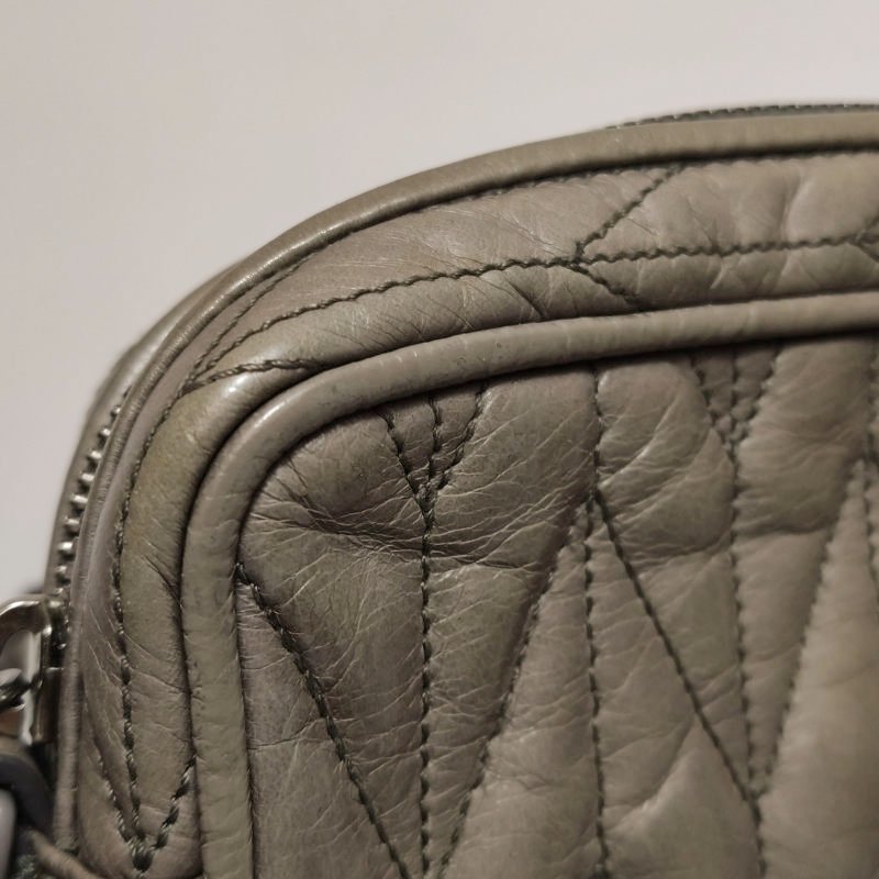 Miu Miu Matelasse油蠟皮純色字母logo褶皺斜挎包單肩包-17