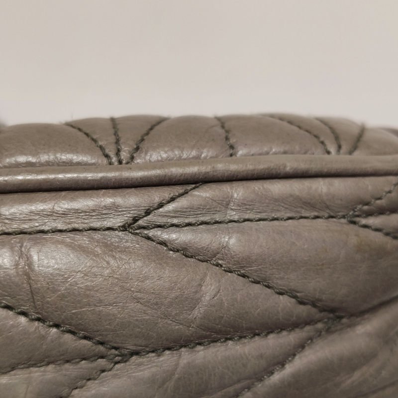 Miu Miu Matelasse油蠟皮純色字母logo褶皺斜挎包單肩包-18