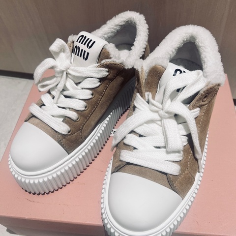 售9新Miumiu 牌毛毛鞋😆🥳