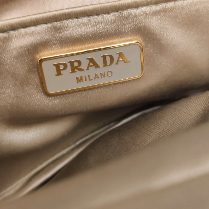 Prada 緞面純色水鑽裝飾字母Logo手拿包-10