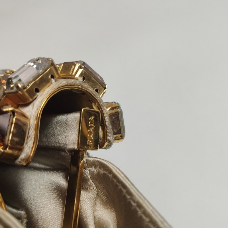 Prada 緞面純色水鑽裝飾字母Logo手拿包-11