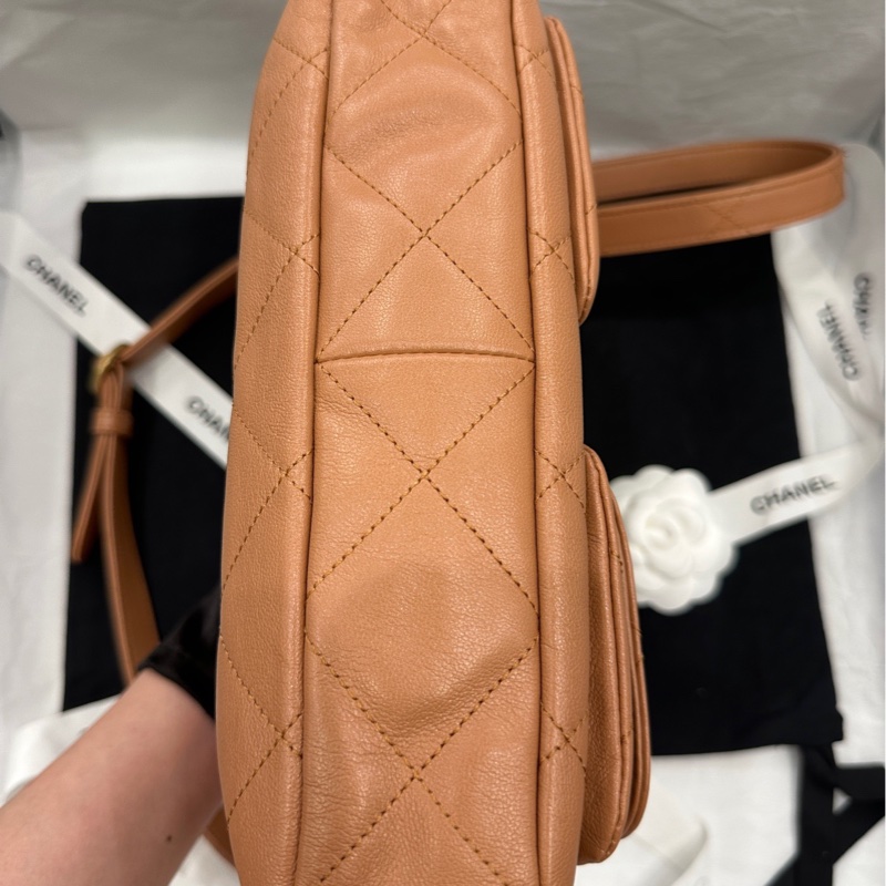 【配件：防塵袋 💕】Chanel 24p 焦糖色 腋下 嬉皮包 hobo 小號-3