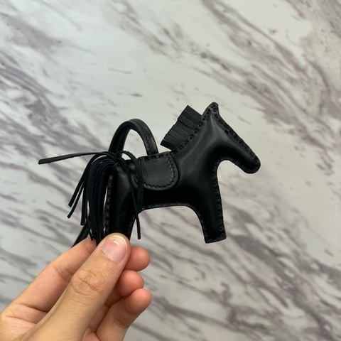 Hermes 89Noir黑色Agneau Milo皮So Black Rodeo PM小馬兒吊飾